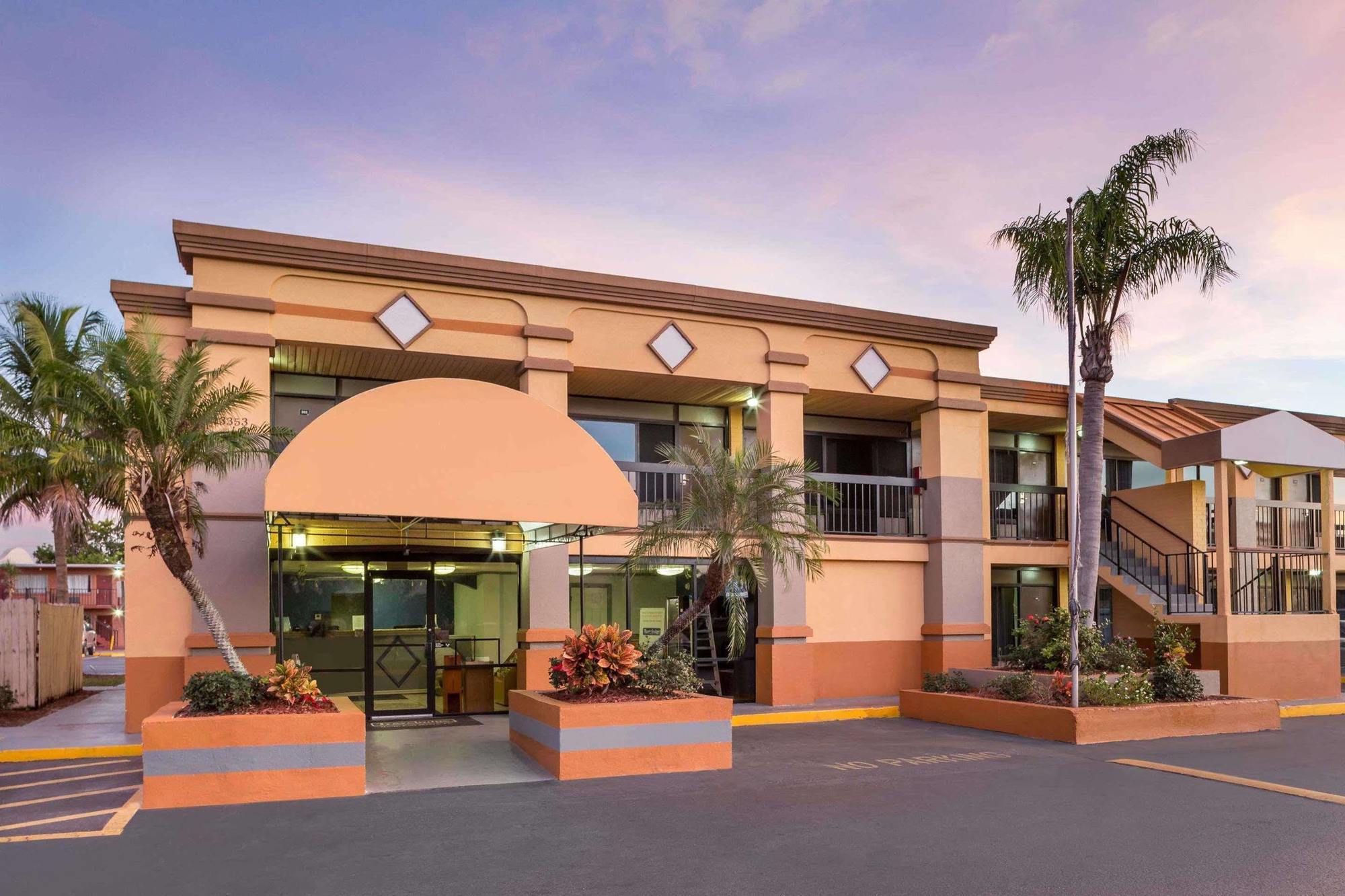 Travelodge By Wyndham Fort Myers North North Fort Myers Esterno foto